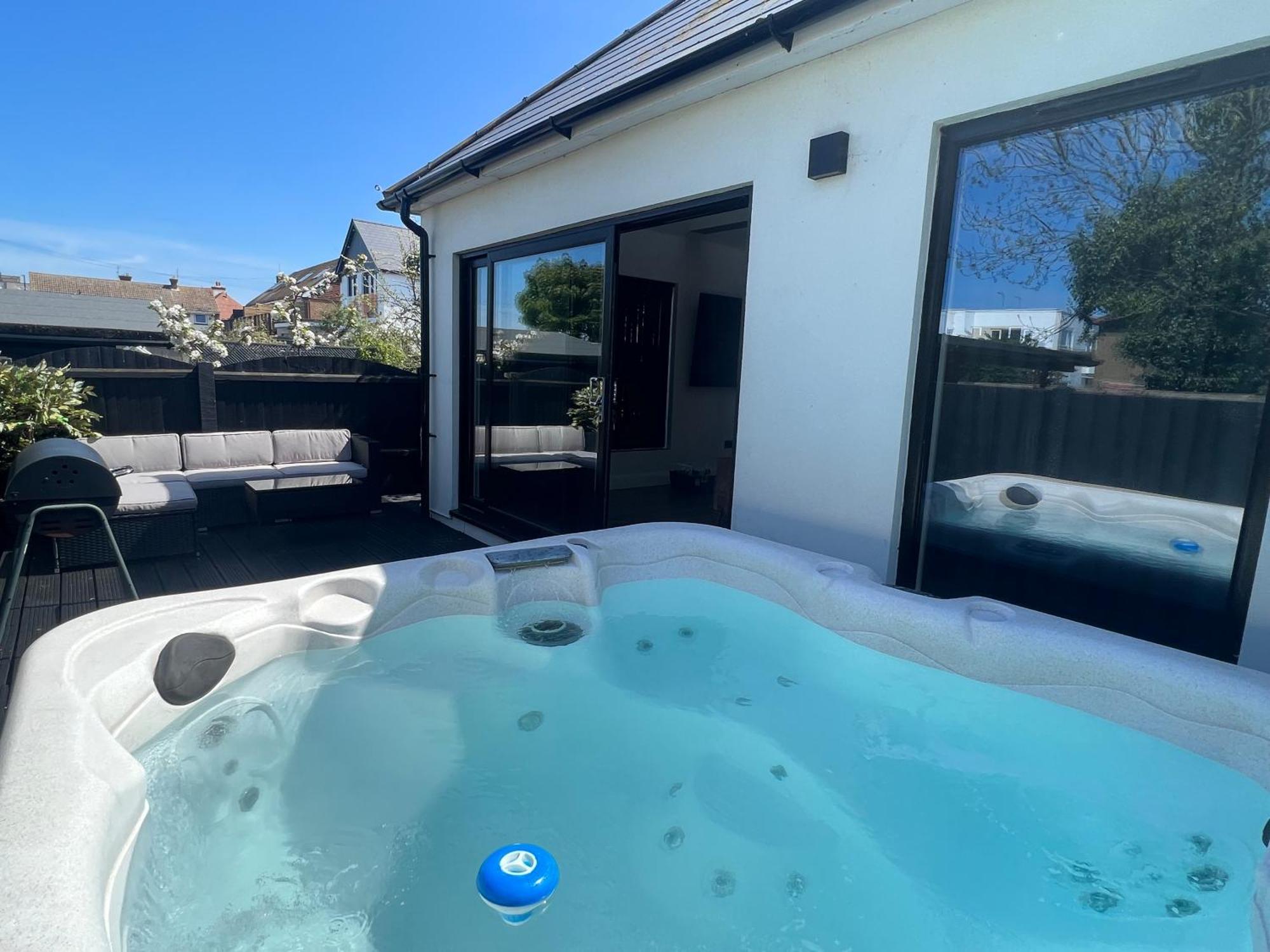The Broadway Beach House With Hot Tub خليج هيرن المظهر الخارجي الصورة